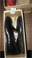 Vintage black low rain shoe child size 3