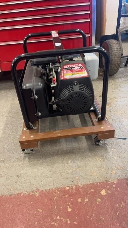Honda Harmony EN2500 Generator with cover and