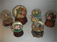 Musical Holiday Snow Globes, Talles 7inches