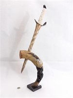 Sculpture; épée et support en corne et os