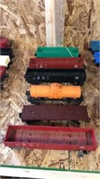 6 pc Lionel train lot. Flatbed is missing wheels,
