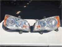 2010 Chrysler Town & Country headlamps