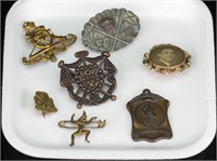 LOT OF ASSORTED ANTIQUE BROOCHES, PENDANT, ETC.