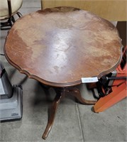 MID-CENTURY ROUND WOOD END TABLE