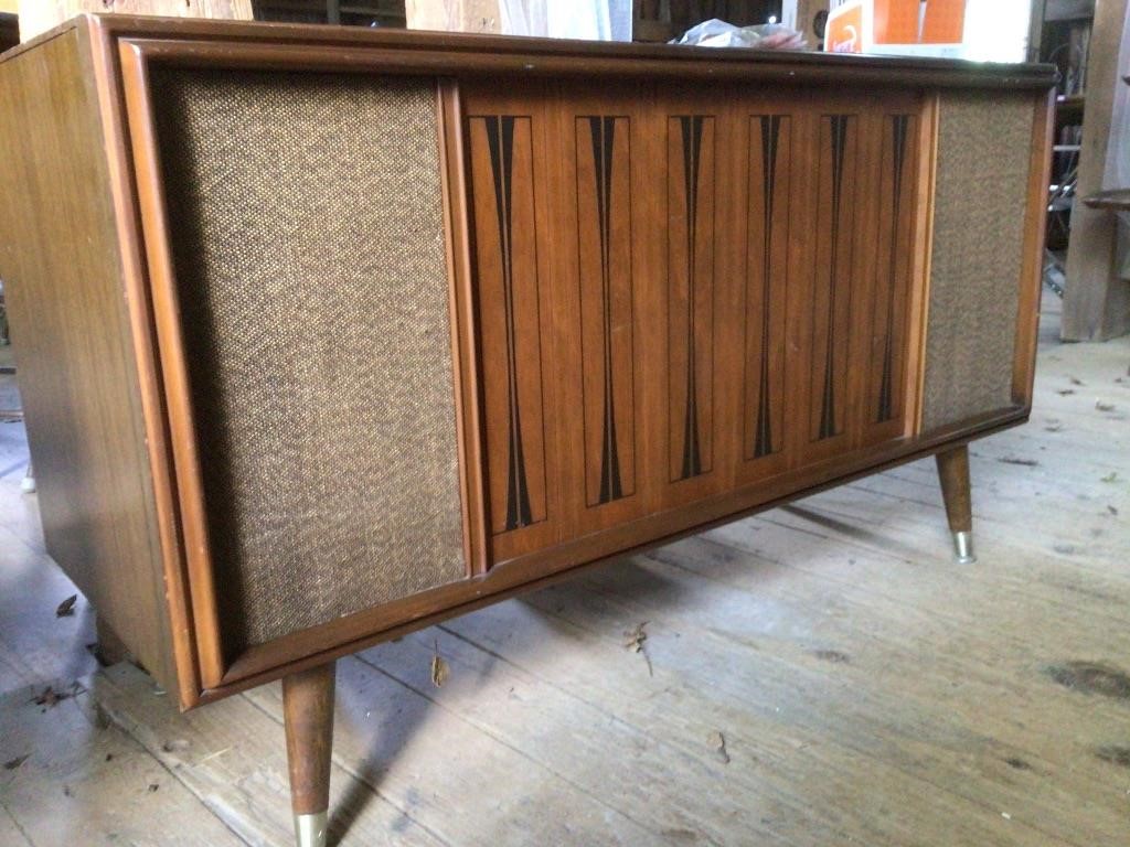 Vintage Furniture Finds, Mid-Century and Retro Treasures