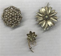 Lot of costume jewelry brooches