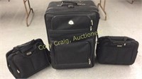 3 piece luggage set. 1 Large case and 2 carry ons