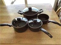 Set of 4 pots and pans w lids