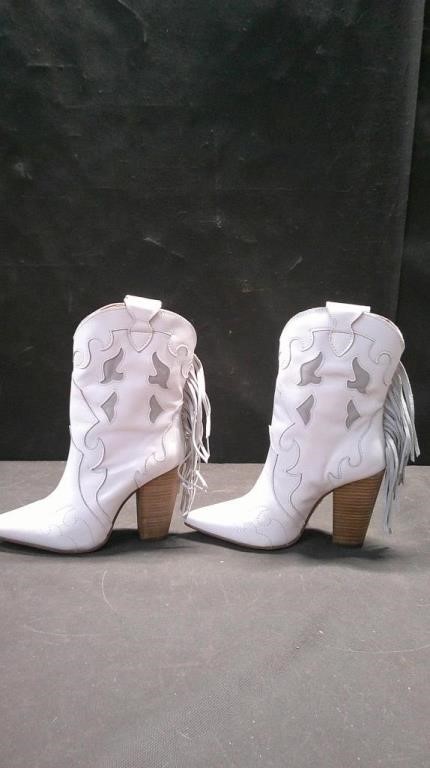 PAIR OF WHITE BOOTS