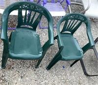 2 stackable outdoor plastic chairs
