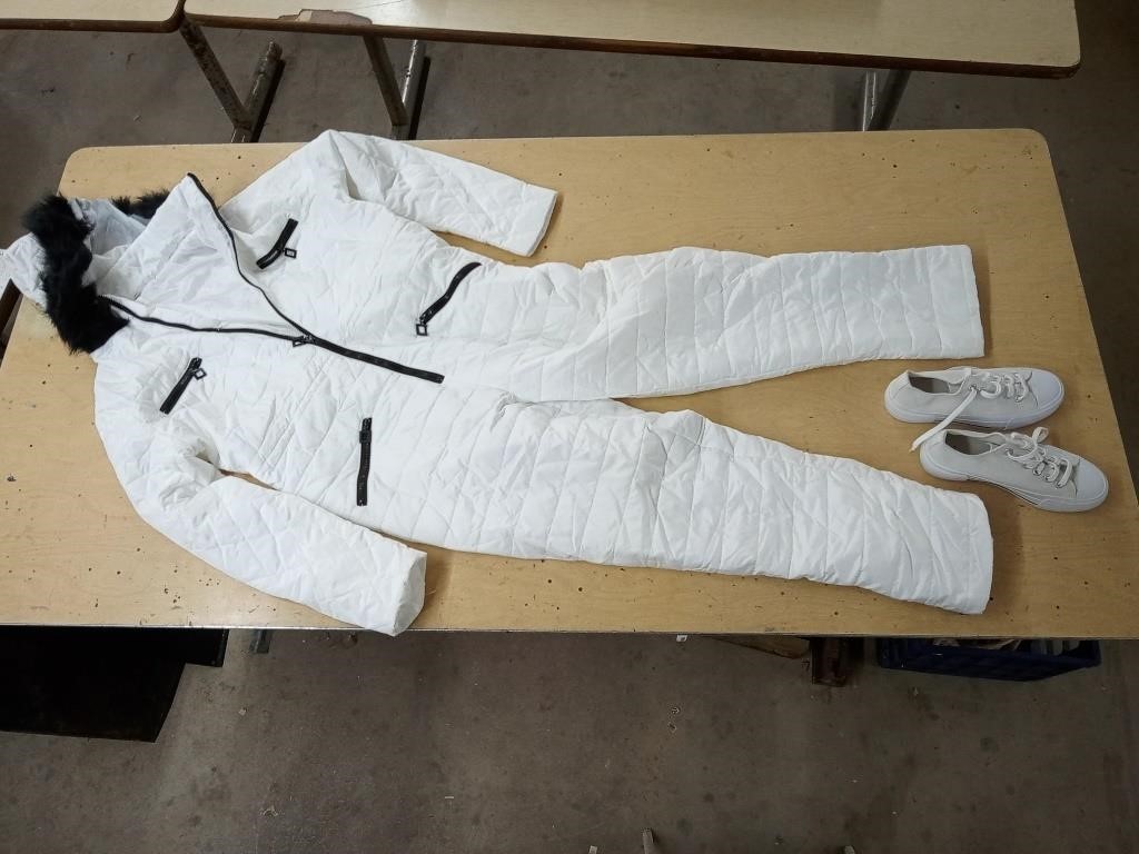 3XL WHITE SUIT WITH SIZE 7 SHOES