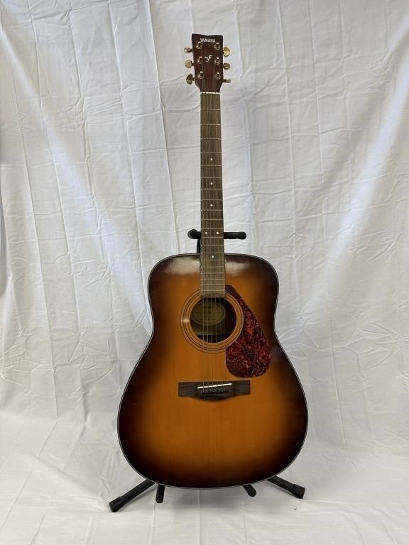 Yamaha Mod. F335 Acoustic Guitar & Stand