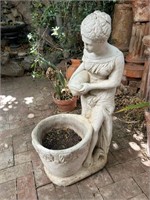 M - GARDEN PLANTER / STATUETTE