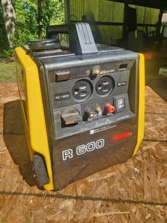 Robin R600 gas portable generator 600 watt works.