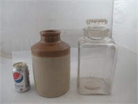 Un pot en grés et une bouteille en verre