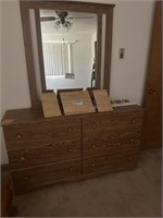 6 Drawer Dresser w/Mirror w/Damage