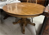 Late 20th Century Round Oak Pedestal Table