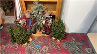 Cute moose Christmas decor & 2’ Christmas tree