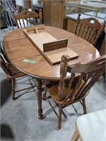 Maple table, four chairs and one table leef