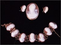 A carved cameo suite in 14K yellow gold