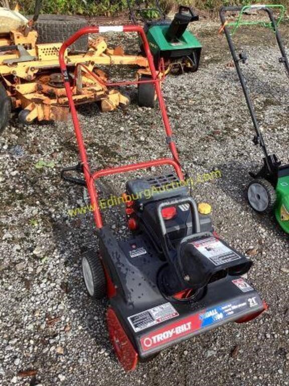 D1. Troy bilt snow blower 21” runs