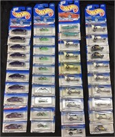 40 HOT WHEELS CARS IN THE PACKAGE