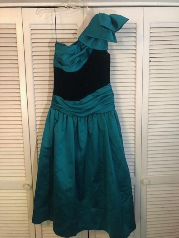 VINTAGE CLOTHING AUCTION - ENDING 7/9/2024