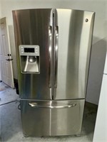 LIKE NEW GE 27cu. ft. STAINLESS REFRIGERATOR FREZR