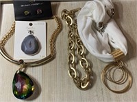 LOT OF NECKLACES / PENDANTS