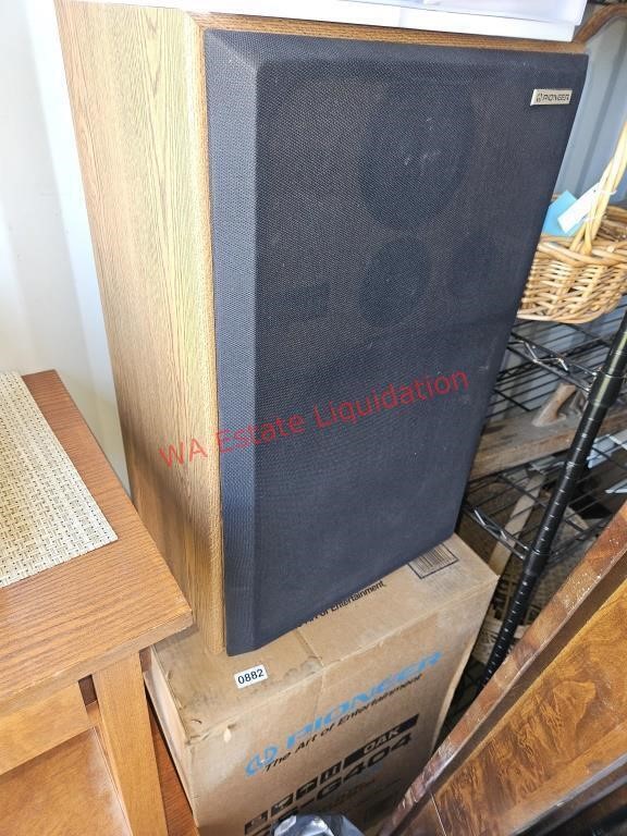 Two Pioneer Speakers, 1 in original Box (Connex1)