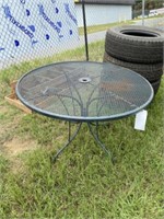 588) Round wrought iron table