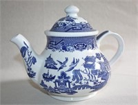 blue willow tea pot made in england K