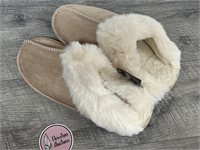 New women’s 9.5-10.5 fuzzy soft slippers