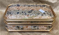 Vintage style jewelry box with hinged lid with