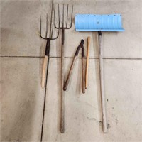 YD 5pc hand Tools: (1.5) Pitch forks, pruners,