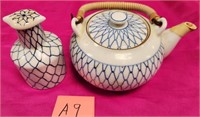 320 - TEAPOT & SAKI DECANTER (A9)