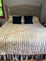 Kingsize Bed w/gray wooden headboard