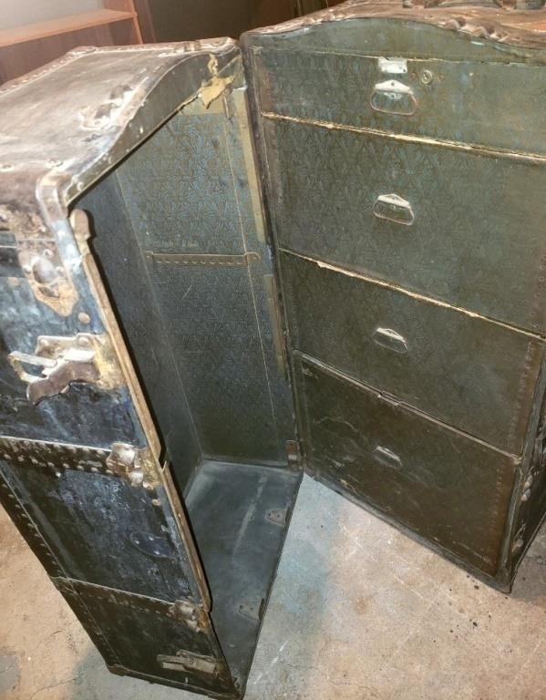 Steamer trunk with drawers