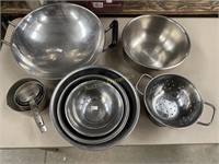 Wok, Mixing Bowls, Measuring Cups & Stainer