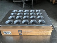 New Chicago Metallic 18/26 muffin pan 20ct