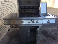 STAINLESS PROPANE BARBEQUE GRILL W/ SIDE BURNER