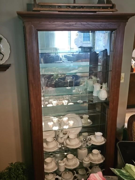 Beautiful China Cabinet w/ glass shelves. No