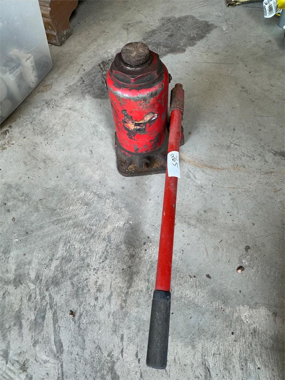 RED HYDROLIC JACK WITH HANDLE