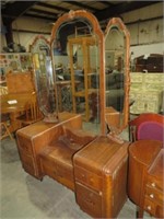 ANTIQUE DRESSER WITH TRIPPLE MIRROR