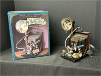 Enesco, You Oughta Be in Pictures Music box