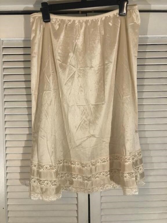 VINTAGE NIGHTGOWNS, HOUSECOATS, SLIPS & MORE - ENDS 6/16/202