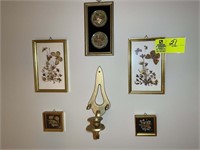 GROUP OF WALL ITEMS INCLUDING BUTTERFLY THEMED PRI