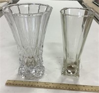 2 glass vases