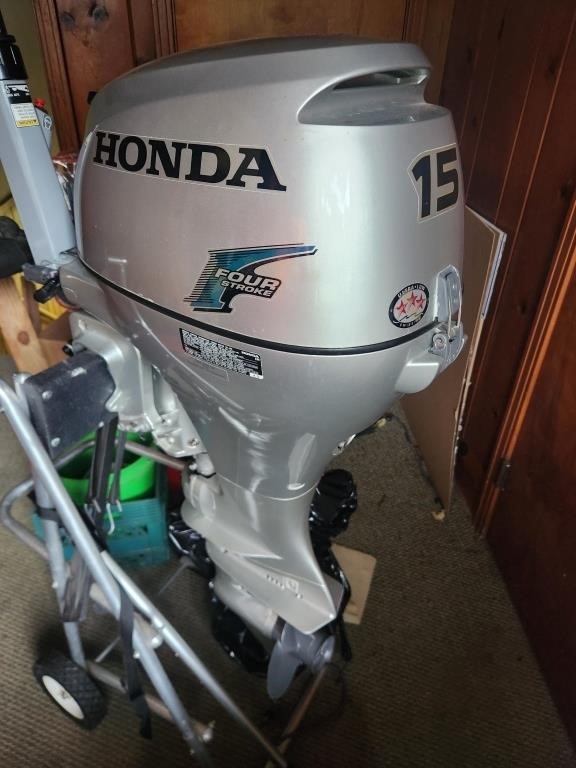 Honda 15hp Four Stroke Boat Motor w/ Tanks