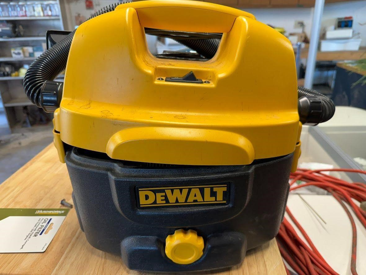 DeWalt DC500 2 Gallon Cordless/Corded Wet/Dry Vac